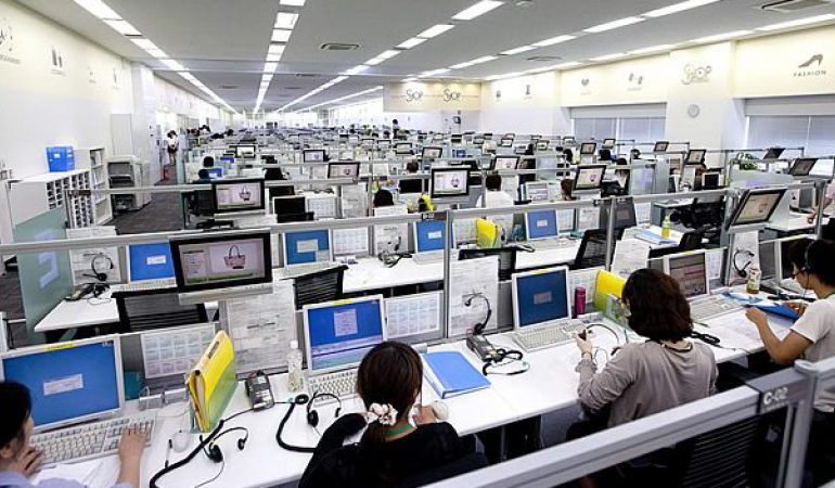 ZBARDHET DOSJA/ Si mashtroheshin qytetarët e BE përmes Call-Center, punonjësit i bindnin klientët të investonin…