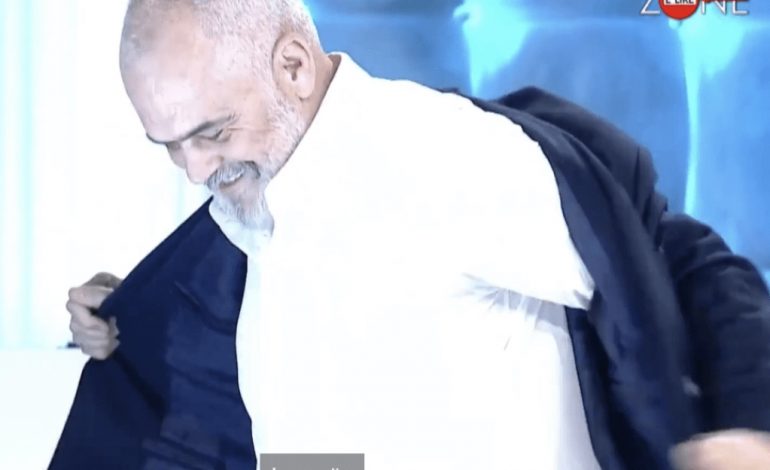 PAMJET/ Edi Rama ZHVISHET “live” në emision: Thuaji pak atyre çunave të sjellin ato dy xhaketat e terrenit