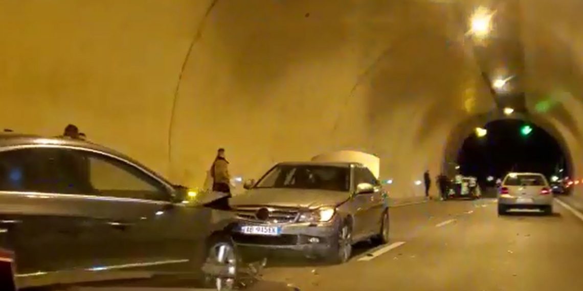 E FRIKSHME/ Përplasen makinat kokë më kokë në tunelin e Kërrabës. Shoferët…