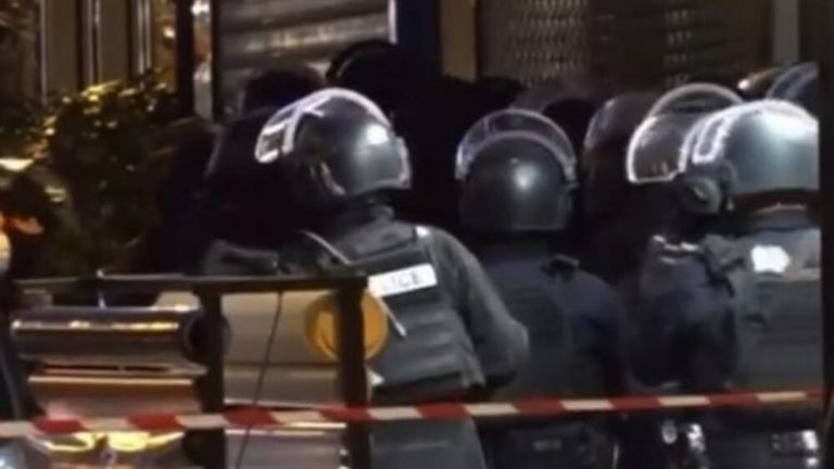 MOMENTE PANIKU NË PARIS/ Një burrë merr peng dy gra në qendrën tregtare, kërkon të flasë me ministrin e Drejtësisë