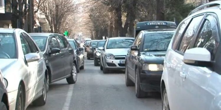 PAMJET/ Vizitorët nga i gjithë vendi bllokojnë Korçën, vështirësi në lëvizje në rrugët kryesore