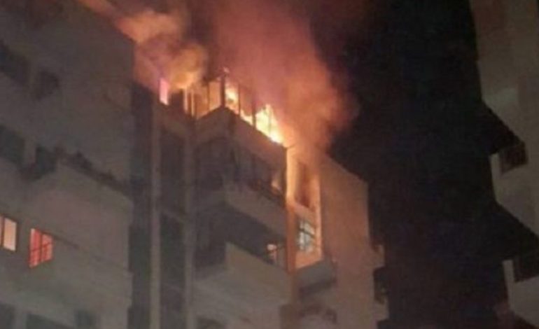 PAMJET/ Përfshihet nga flakët gjatë natës kati i pestë i një pallati në Fier