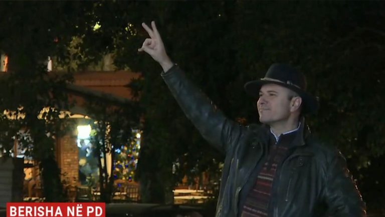 FOTOLAJM/ Berisha njofton shkarkimin e Bashës, dhëndri i tij shfaqet me dy gishta mbi makinën e kryedemokratit