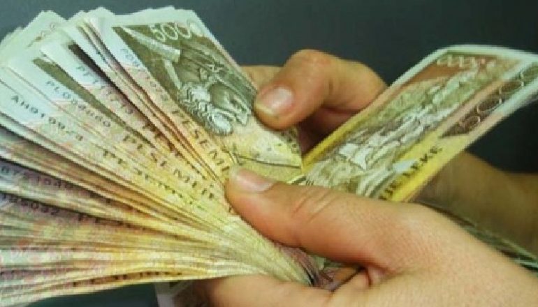 “JEMI PUNONJËS FONDACIONI…”/ Mashtruan të moshuarin në Elbasan duke i marrë paratë, vihet në pranga 21-vjeçari, në kërkim…