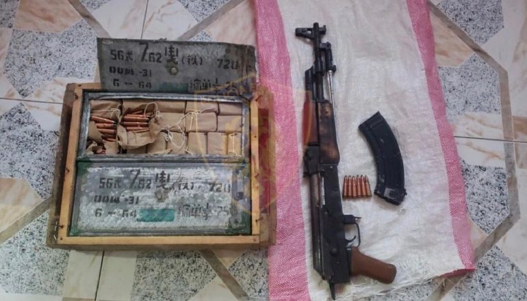 POLICIA AKSION/ Kallashnikov dhe fishekë luftarakë në banesë, arrestohen 2 persona në Tiranë
