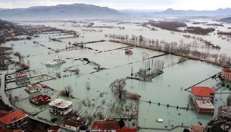 MOTI I KEQ/ Ministria e Mbrojtjes: Nuk presim përmbytje të mëdha, problem zona e Obotit në Shkodër