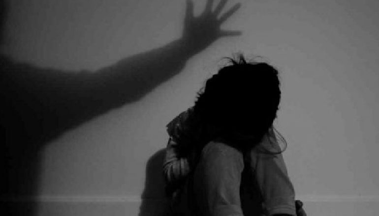 DËNIM PËR MËSUESIN PEDOFIL NË TEPELENË/ Trondisin prindërit e të miturës: E kyçte në klasë dhe e zhvishte me…