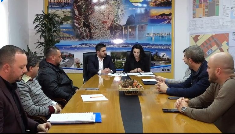 REFORMA E UJIT/ Ministrja Balluku me krerët e bashkive: Jini seriozë, miliona euro dëm