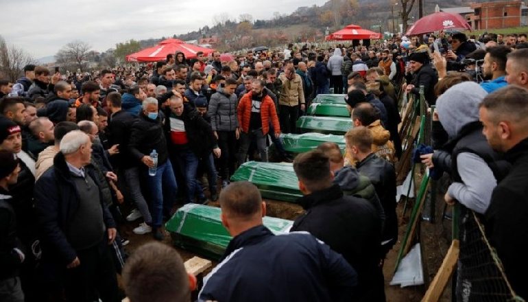“QANTE NË SHI, TEKSA VARROSTE 10 FAMILJARËT”/ Reuters sjell historinë e shqiptarit që humbi gjithë familjen në aksidentin tragjik të Bullgarisë