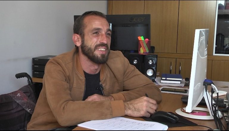 “AFTËSIA JONË ËSHTË MENDJA”/ Historia e Dovletit, djali në karrige me rrota që sfidon paaftësinë për të ecur (VIDEO)