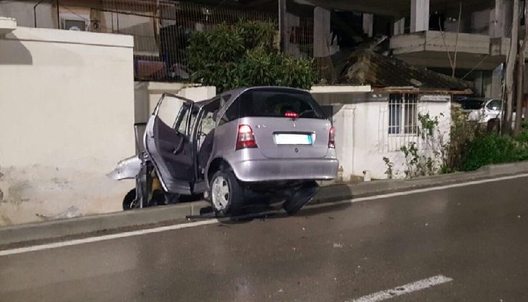 AKSIDENT NË VLORË/ Makina përplas 10-vjeçarin. Dërgohet në spital