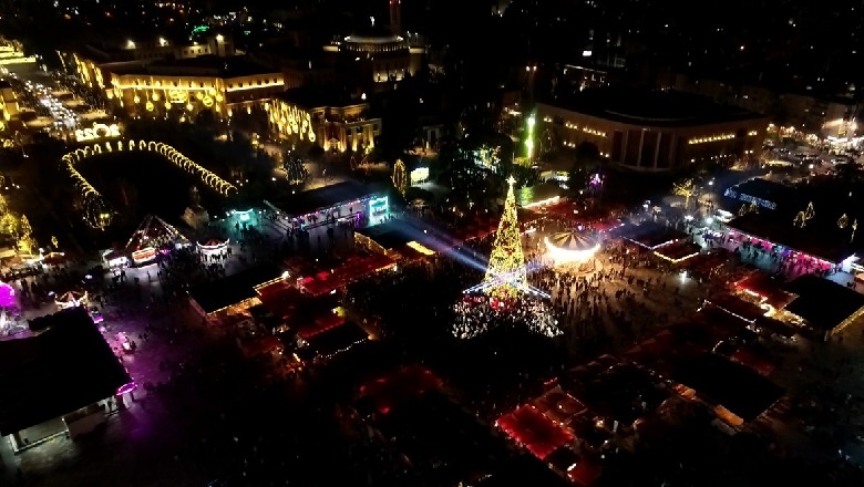 NDIZEN DRITAT E PEMËS SË KRISHTLINDJEVE NË SHESHIN “SKËNDERBEJ”/ Veliaj: Ftoj të gjithë shqiptarët dhe këdo që të vijë t’i kalojë festat në Tiranë