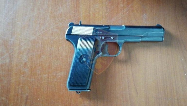 ME PISTOLETË ME FISHEKË NË BREZ/ Arrestohet 38-vjeçari në pikën kufitare në Morinë