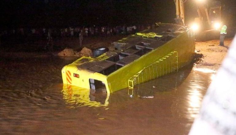 AKSIDENT TRAGJIK NË KENIA/ Autobusi “përpihet” nga uji, humbin jetën të paktën 23 persona