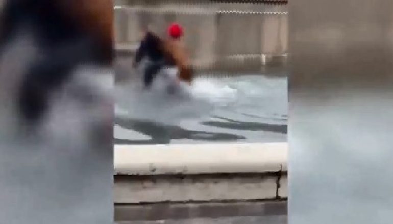 PAMJET/ I riu nigerian zhvishet nudo dhe lahet në shatërvan, policët “luftë” për ta kapur