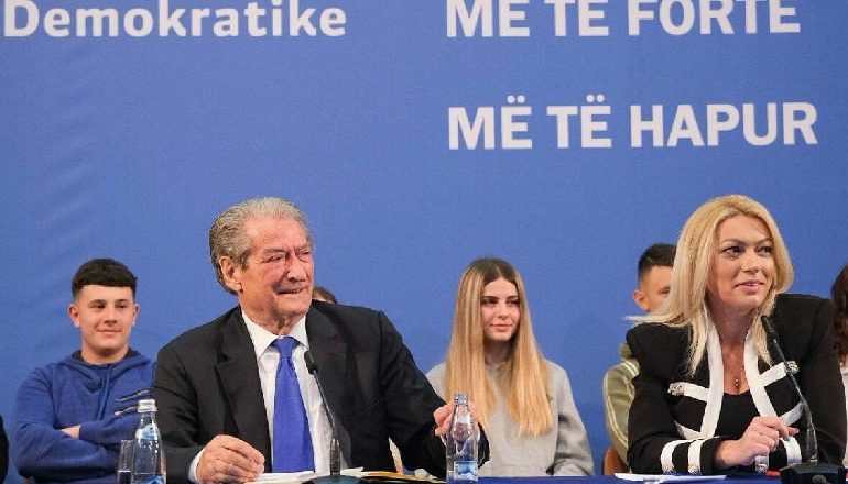 KUVENDI NË “AIR ALBANIA”/ Berisha do t’u paguajë emigrantëve biletat për të ardhur më 11 dhjetor?