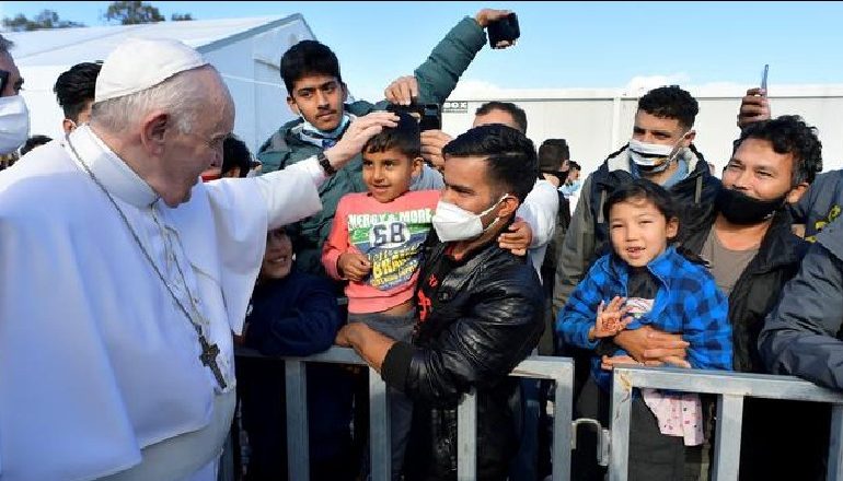 “DETI VARREZË E FTOHTË PA GURË VARRI”/ Papa Françesku kritikon ashpër Europën: Mos i mbyllni dyert refugjatëve