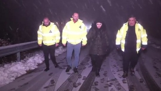 MOTI I KEQ/ Balluku inspekton rrugët në Dardhë: Të gjitha akset të kalueshme. Presim reshje…