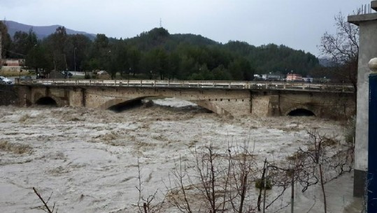 RESHJET E DENDURA TË SHIUT/ Rruga Përmet-Tri Urat bllokohet nga rrëshqitja e dherave