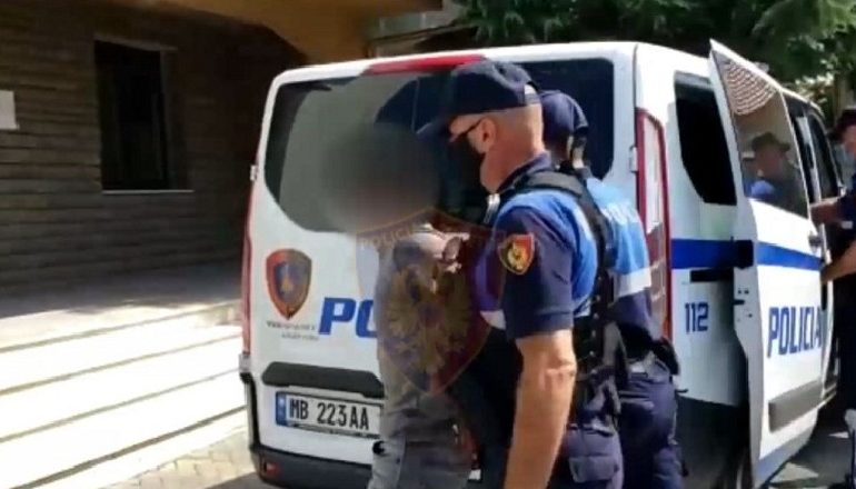PO TRANSPORTONIN EMIGRANTË TË PALIGJSHËM/ Dy të arrestuar në Korçë. Një tjetër shpallet në kërkim