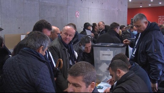 KUVENDI/ Momenti kur demokratët presin në radhë për të votuar shkarkimin e Lulzim Bashës