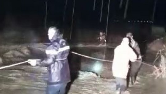 KISHTE NGECUR NË UJË DHE RREZIKONTE MBYTJEN/ Shpëtohet 57-vjeçari që po punonte tokën në Berat (VIDEO)