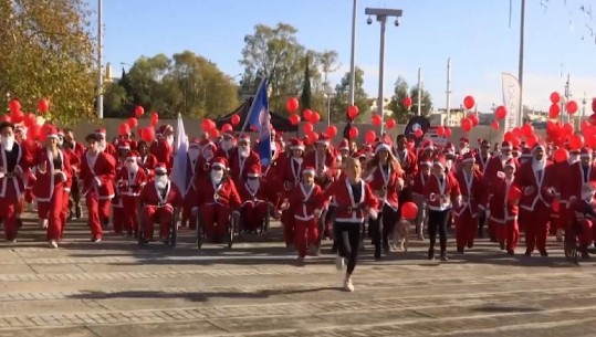 “BABAGJYSH PËR NJË VRAPIM”/ Qindra qytetarë pjesë e garës për bamirësi në Athinë (VIDEO)