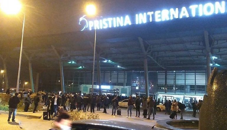 MASAT ANTI-COVID NGA ITALIA/ 100 qytetarë bllokohen në aeroportin e Prishtinës