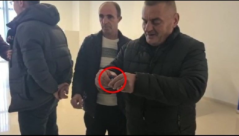 “NUK E NJOH SI KRYETAR”/ Anëtari i PD në Kamëz gris teserën e partisë: Është me emrin e Lulzim Bashës
