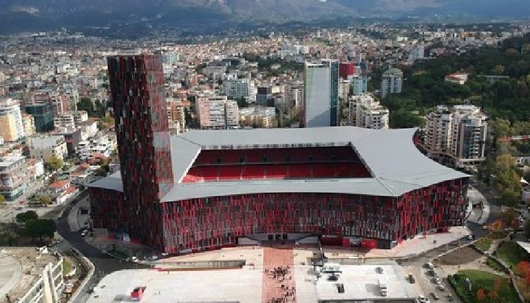 PO PUNONTE NË STADIUMIN “AIR ALBANIA”/ 40-vjeçari bie nga lartësia, dërgohet me urgjencë në spital