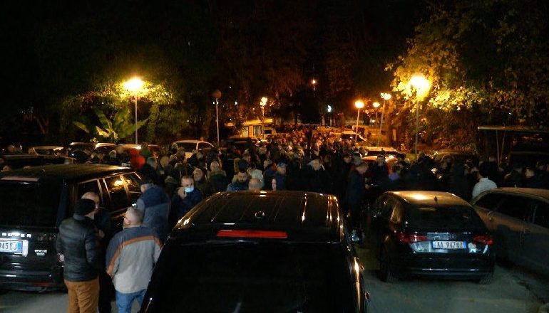 PAS KUVENDIT KOMBËTAR/ Berisha mbërrin në selinë e PD, Basha vijon mbledhjen me Kryesinë