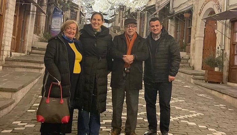 ISMAIL KADARE RIKTHEHET NË GJIROKASTËR/ Shëtitje me bashkëshorten në kalldrëmet e “qytetit të gurtë”