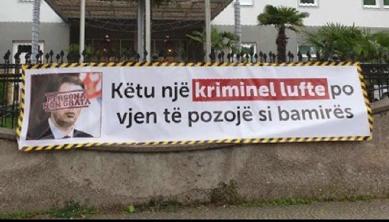 VUÇIÇ MBËRRIN NESËR NË TIRANË/ Media serbe: Berisha me ndihmën e Haradinajt po përgatit protestën kundër presidentit serb