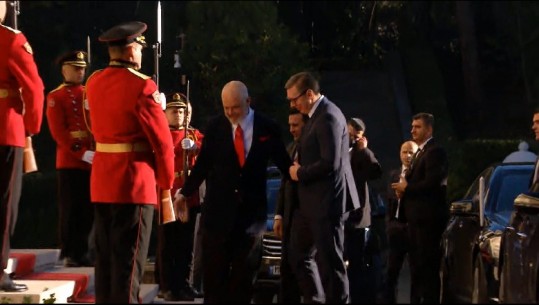 ME CEREMONI ZYRTARE/ Rama pret Vuçiç e Zaev në Pallatin e Brigadave (PAMJET)