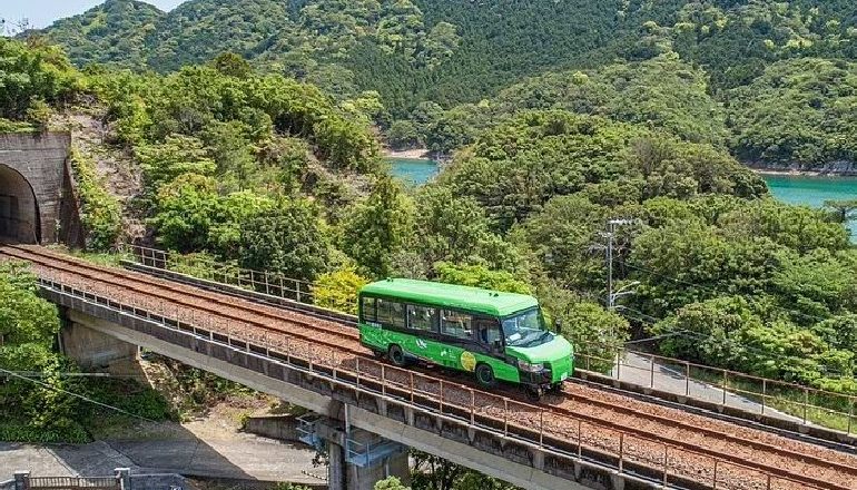 NË SHINA DHE RRUGË/ Autobusi që shndërrohet në tren vetëm në 15 sekonda