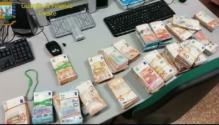 I KISHTE FSHEHUR NË MAKINË/ Shqiptari kapet me mbi 320 mijë euro në kufirin që lidh Italinë me Slloveninë