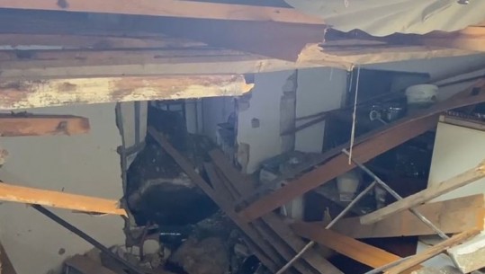 VIDEOLAJM/ Bie nga lartësia guri disa tonësh në Shëngjin, ndan përgjysmë shtëpinë