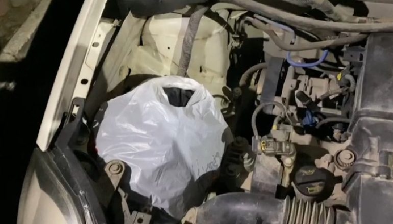 E PËSOJNË KEQ DY TË RINJTË NGA KORÇA/ Kapen me 1 kg kanabis në kofanon e makinës. Njëri kontrollonte rrugën para me një Smart