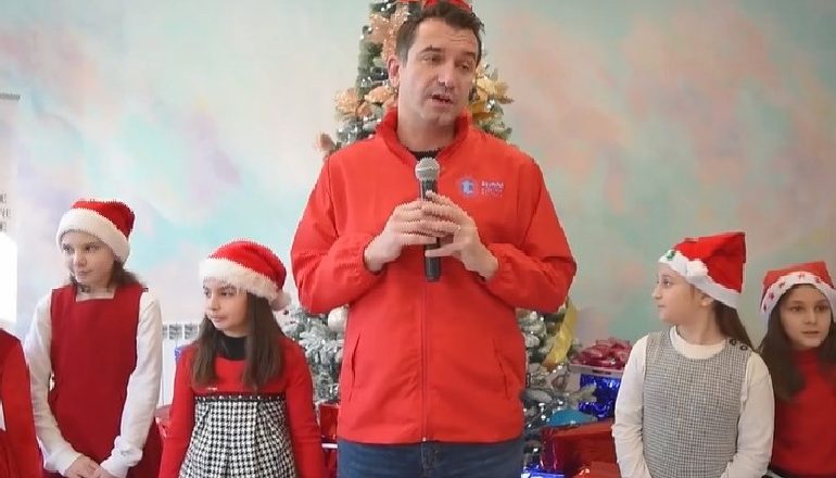 FESTA E KRISHTINDJES/ Veliaj shpërndan dhurata për fëmijët në nevojë: Krenar për shërbimet që ofrojmë…