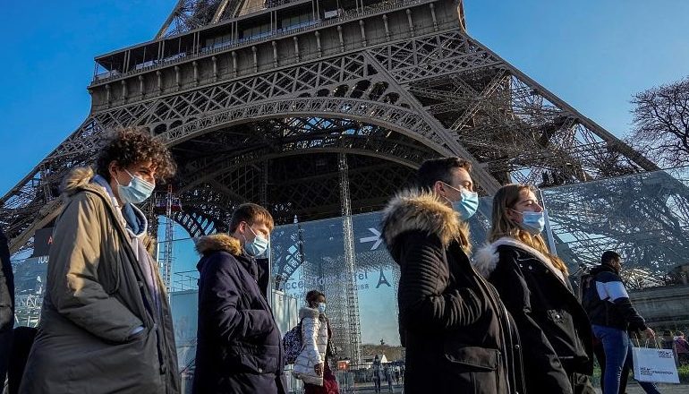 RËNDOHET GJENDJA E PANDEMISË NË FRANCË/ Më shumë se 100 mijë raste të reja infeksionesh brenda ditës