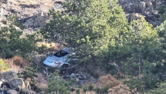 E RËNDË/ Aksident në fshatin Mbreshtan të Beratit, makina del nga rruga dhe bie në humnerë! Shoferi…
