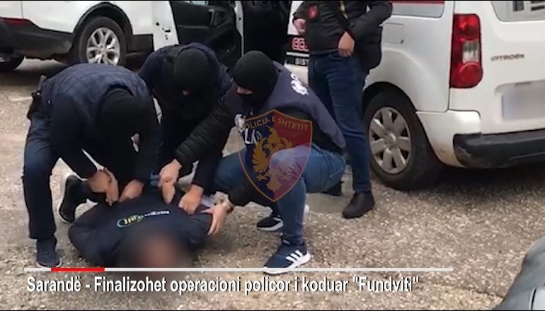 DEL VIDEO/ Grabitën 20 mln lekë nga market në Sarandë, ja momenti i arrestimit të dy autorëve
