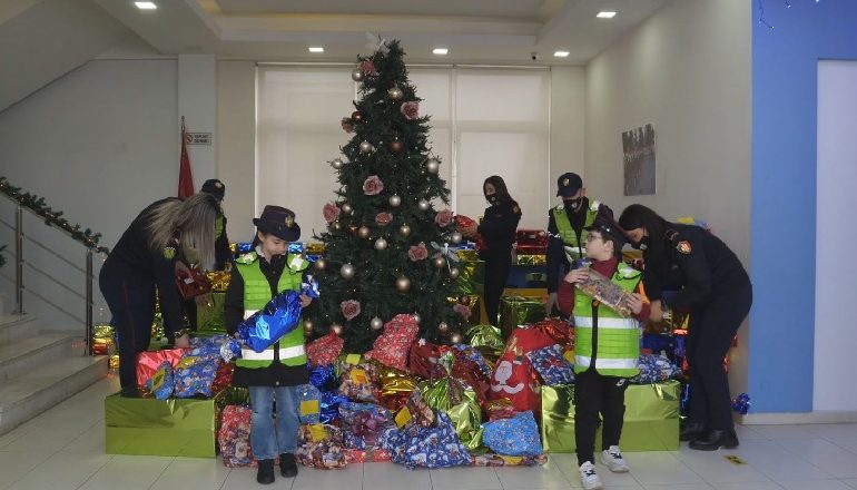 NË PRAG TË VITIT TË RI/ Efektivët e Policisë Rrugore në Tiranë festojnë me fëmijët në nevojë