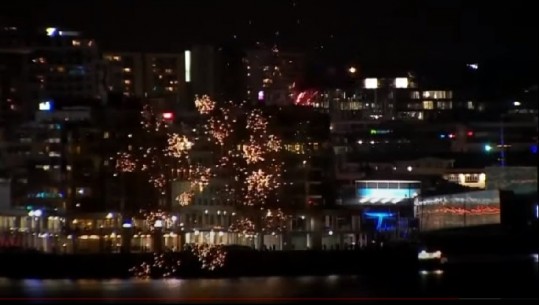 SPEKTAKËL DRITASH DHE FISHEKZJARRESH/ Mbërrin viti 2022 në Zelandën e re (VIDEO)