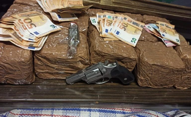 NDJEKJE KËMBA-KËMBËS/ Si u zbulua baza e drogës së shqiptarëve dhe 50-çet e eurove