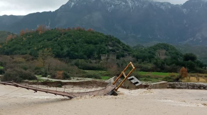MOTI I KEQ DHE RESHJET E SHIUT DËMTOJNË URËN NË KALLARAT/ Izolohen një pjesë e banorëve në Selenicë