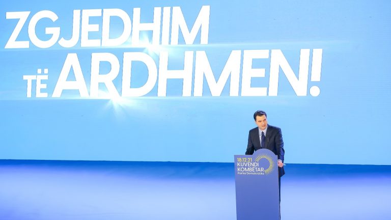 KUVENDI KOMBËTAR I PD/ Basha publikon foto albumin me delegatët brenda e jashtë Pallatit të Kongreseve