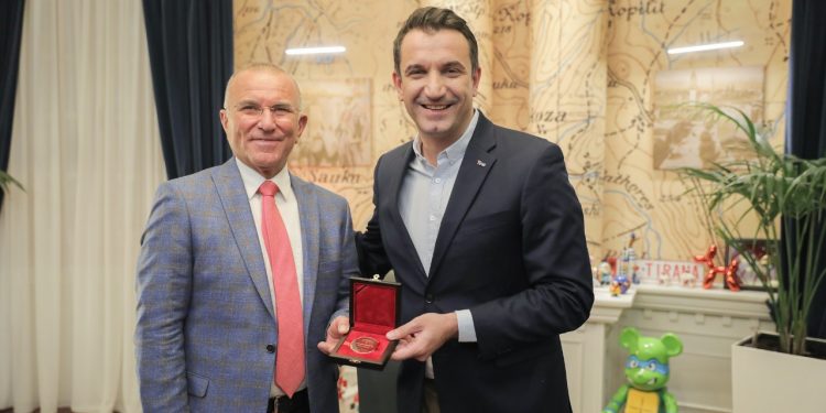 “MIRËNJOHJA E QYTETIT” PËR KRYQIN E KUQ/ Veliaj: Një aleat i jashtëzakonshëm i solidaritetit për Tiranën!