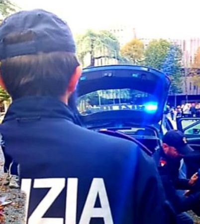 “MOS I SHIKONI TË DASHURAT TONA”/ Plas thika mes të rinjve shqiptarë në Itali, dy të plagosur