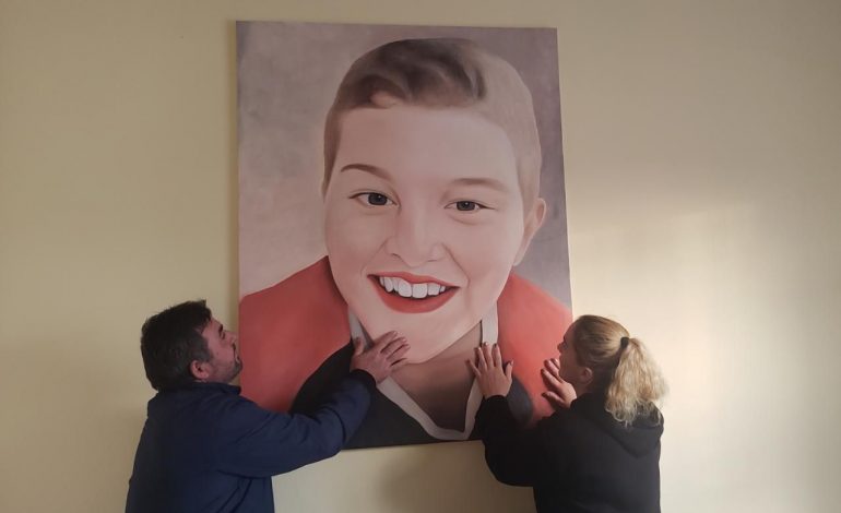 FAMILJA E MATEOS SURPRIZOHET SËRISH/ Një pikturë e madhe me portretin e 8-vjeçarit i bëhet dhuratë nga i riu shkodran (FOTO)